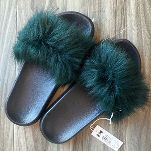 NWT Knotty Faux Fur Slide Slippers in Emerald Green/Hunter Color